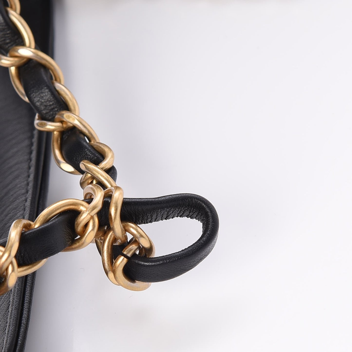 Caviar Quilted Medium CC Filigree Vanity Case Black