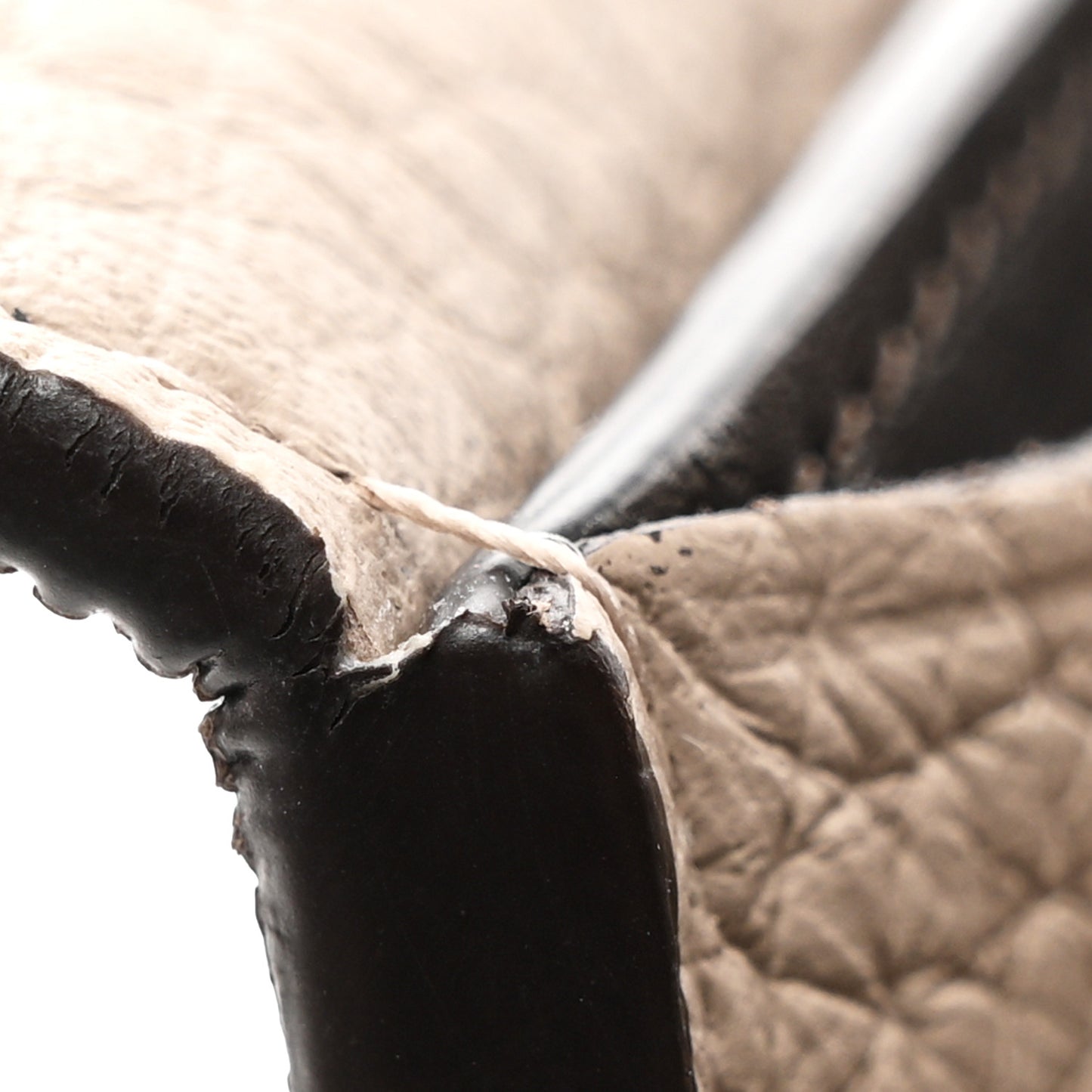Taurillon Capucines Wallet Galet