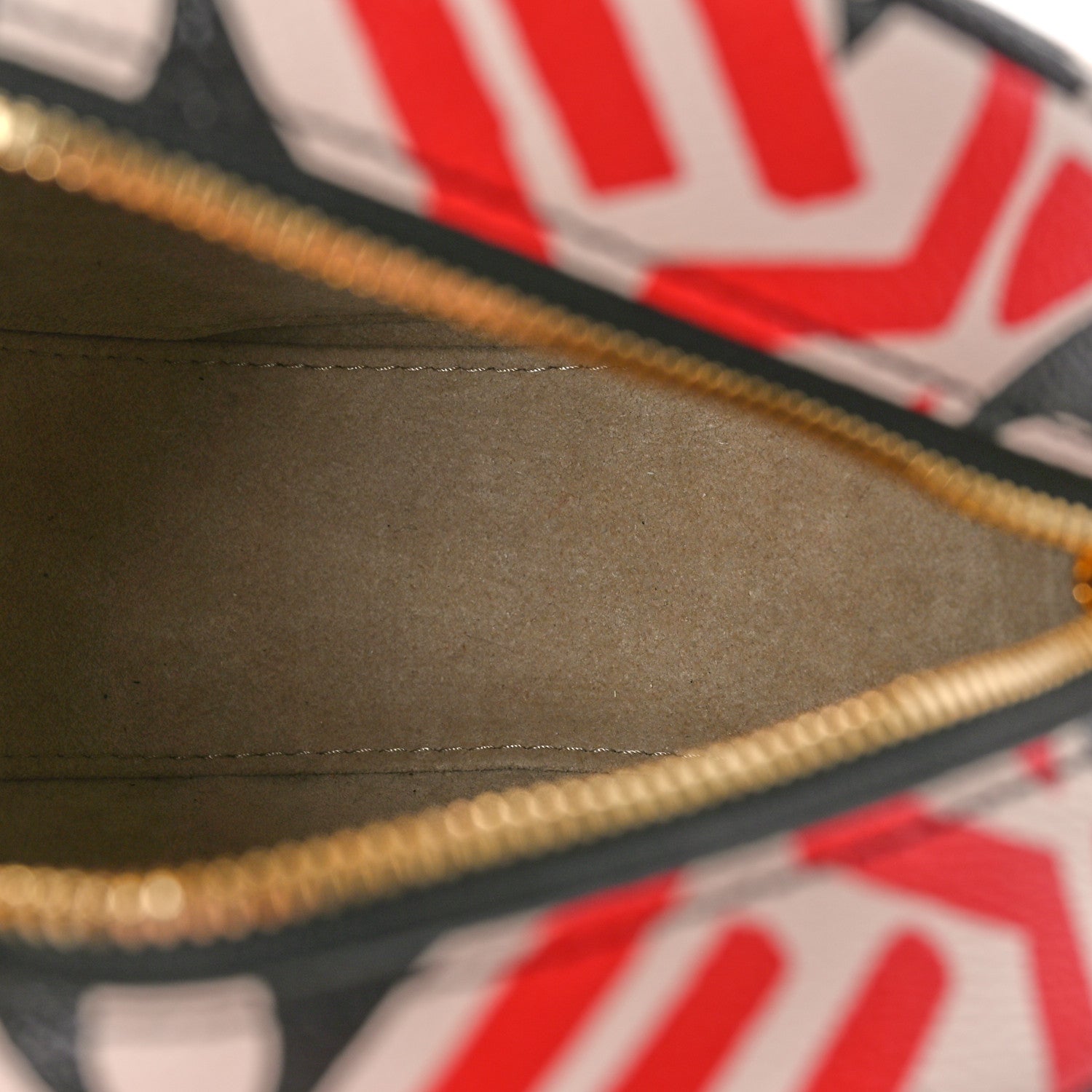 Louis Vuitton Monogram Giant Crafty Boite Chapeau Souple PM Creme Rouge Black 5 of 9