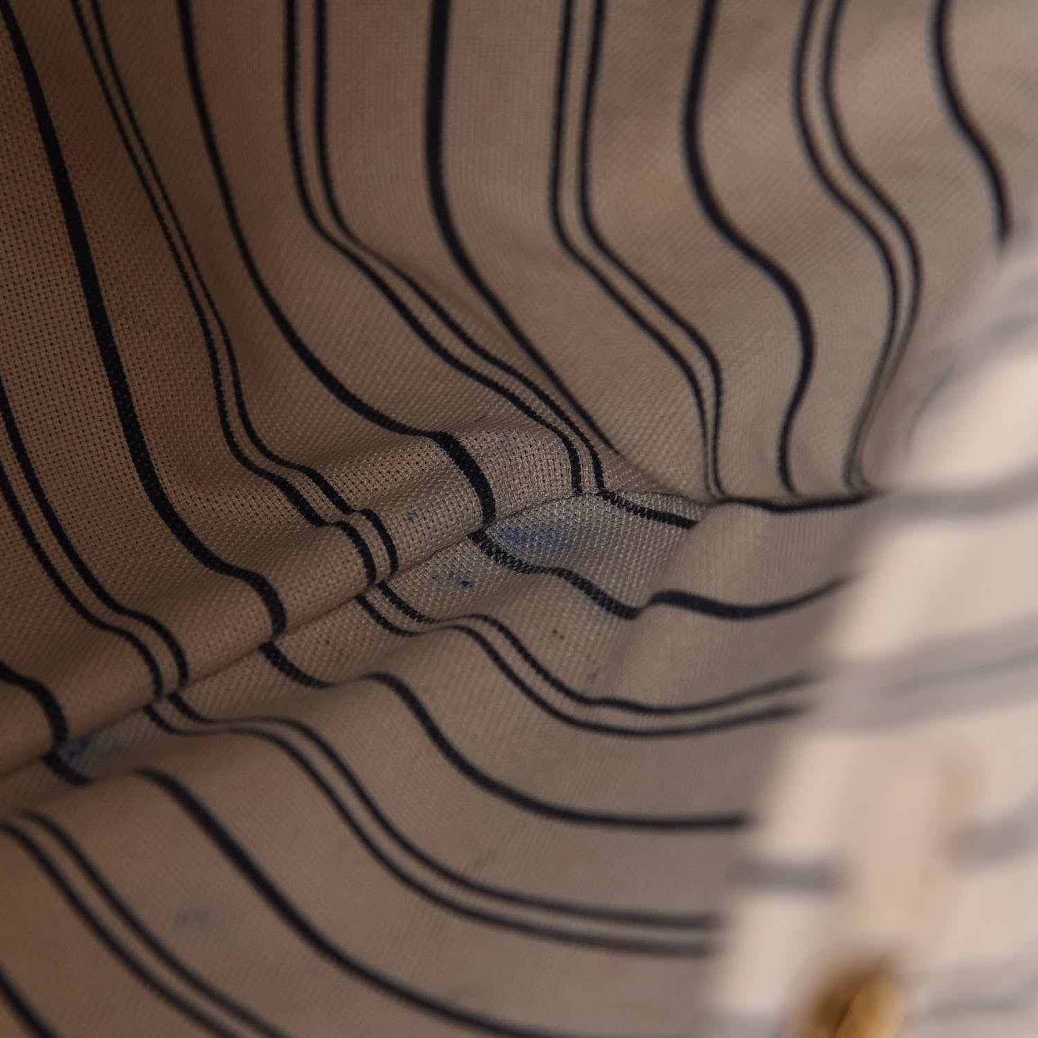 Louis Vuitton Empreinte Artsy MM Neige 18 of 32