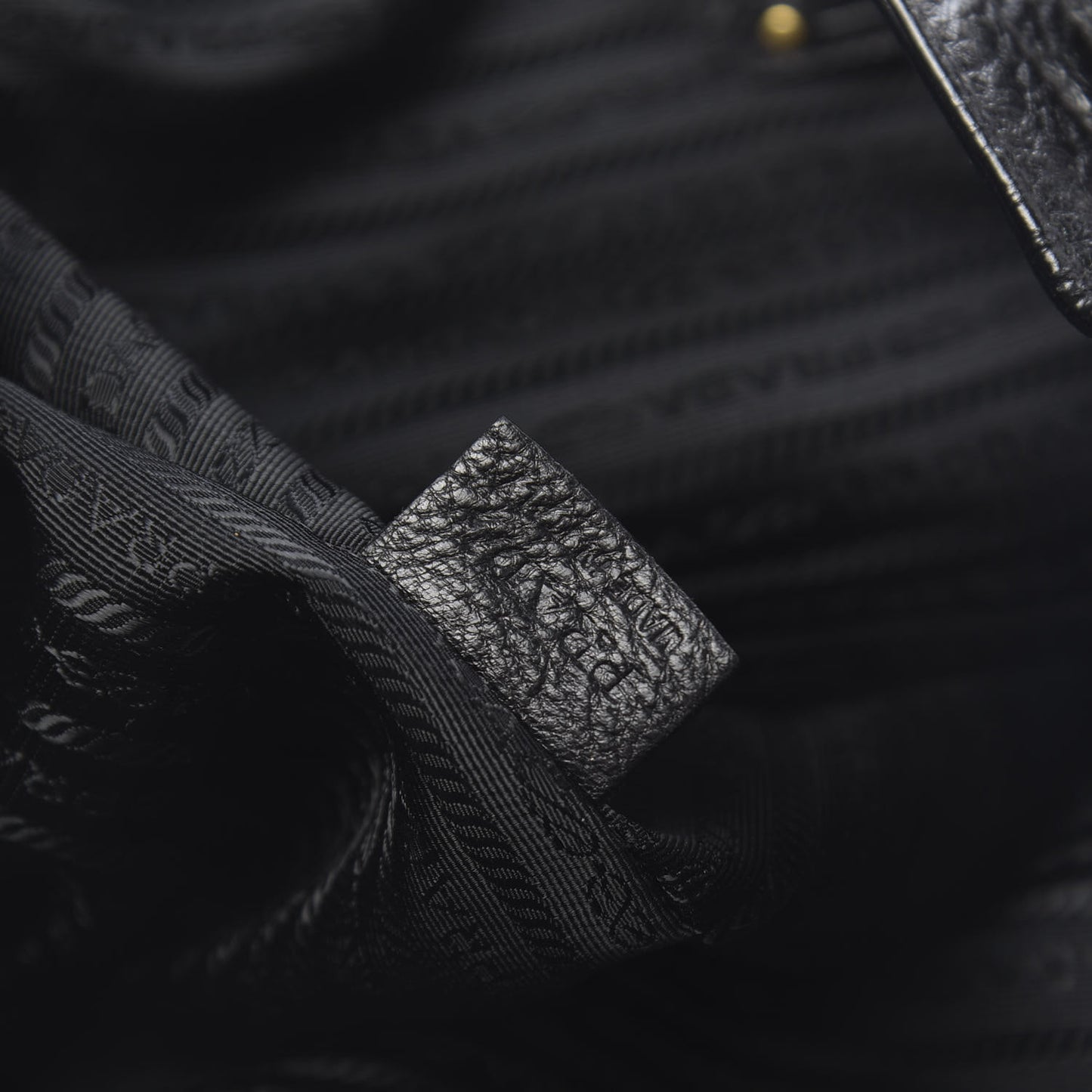 Vitello Daino Tote Black