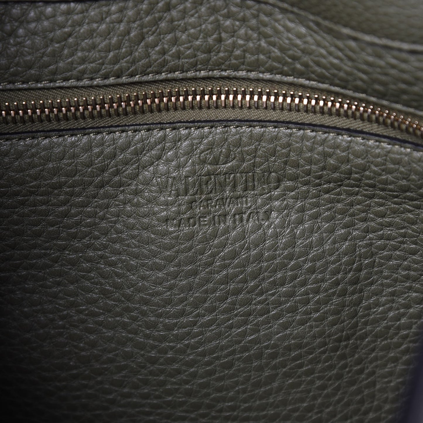 Pebbled Calfskin Small Rockstud Flip-Lock Messenger Bag Oasis