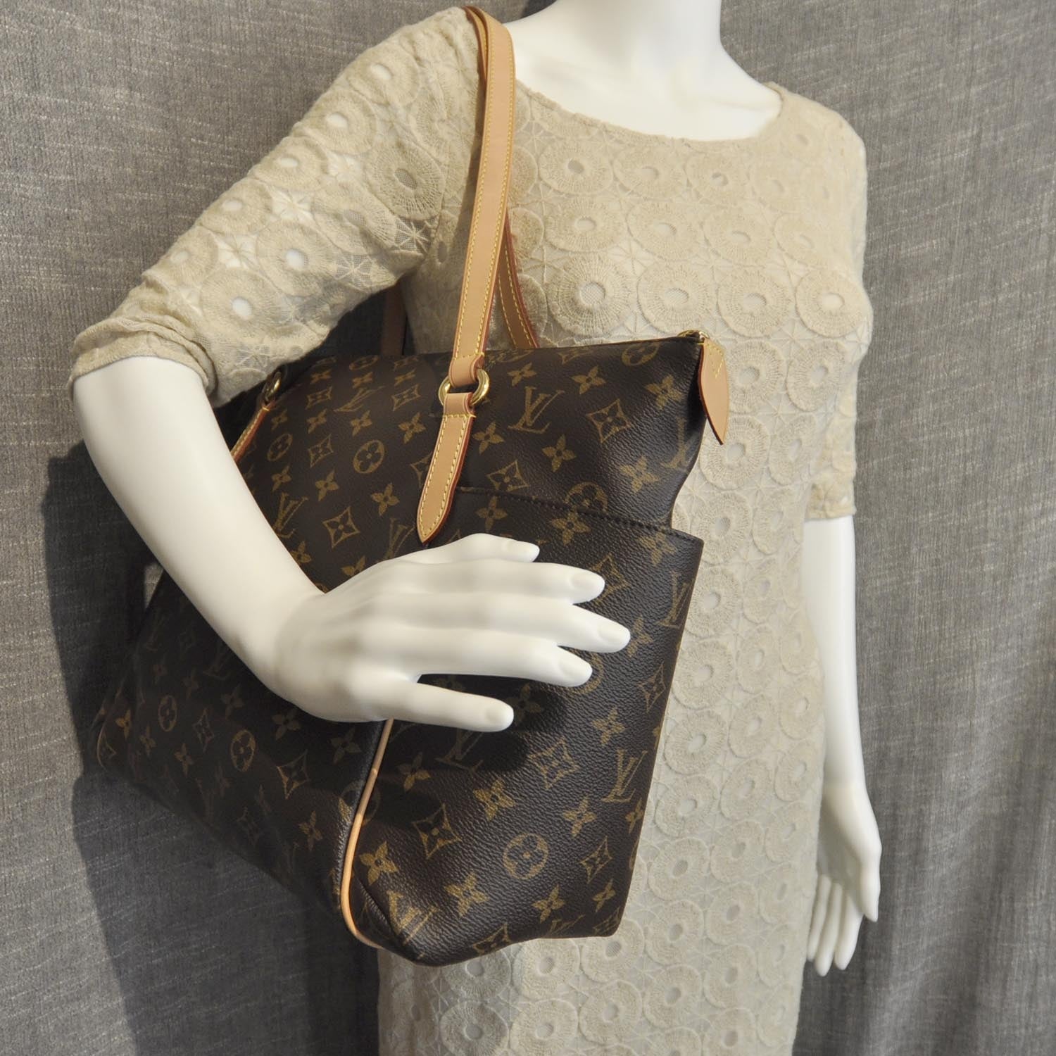 Louis Vuitton Monogram Totally MM 2 of 8