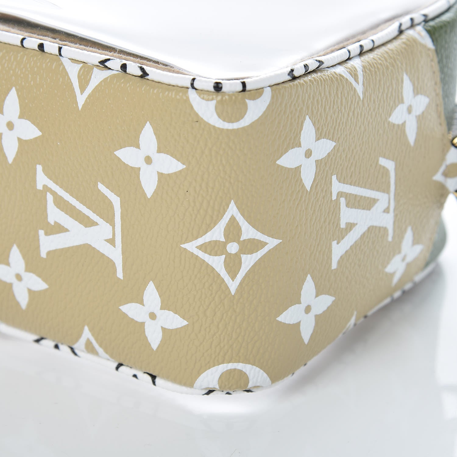Louis Vuitton Monogram Giant Beach Pouch Kaki 8 of 9