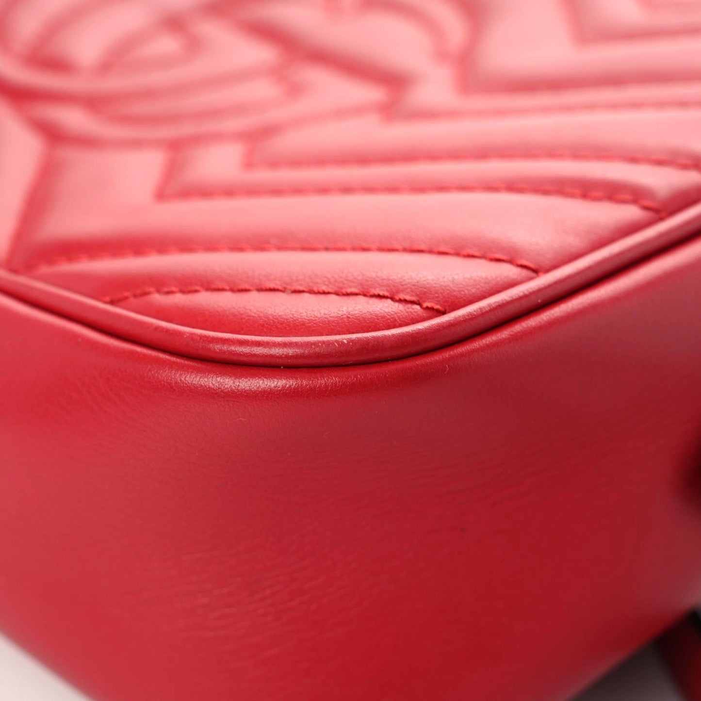 Calfskin Matelasse Small GG Marmont Chain Shoulder Bag Hibiscus Red