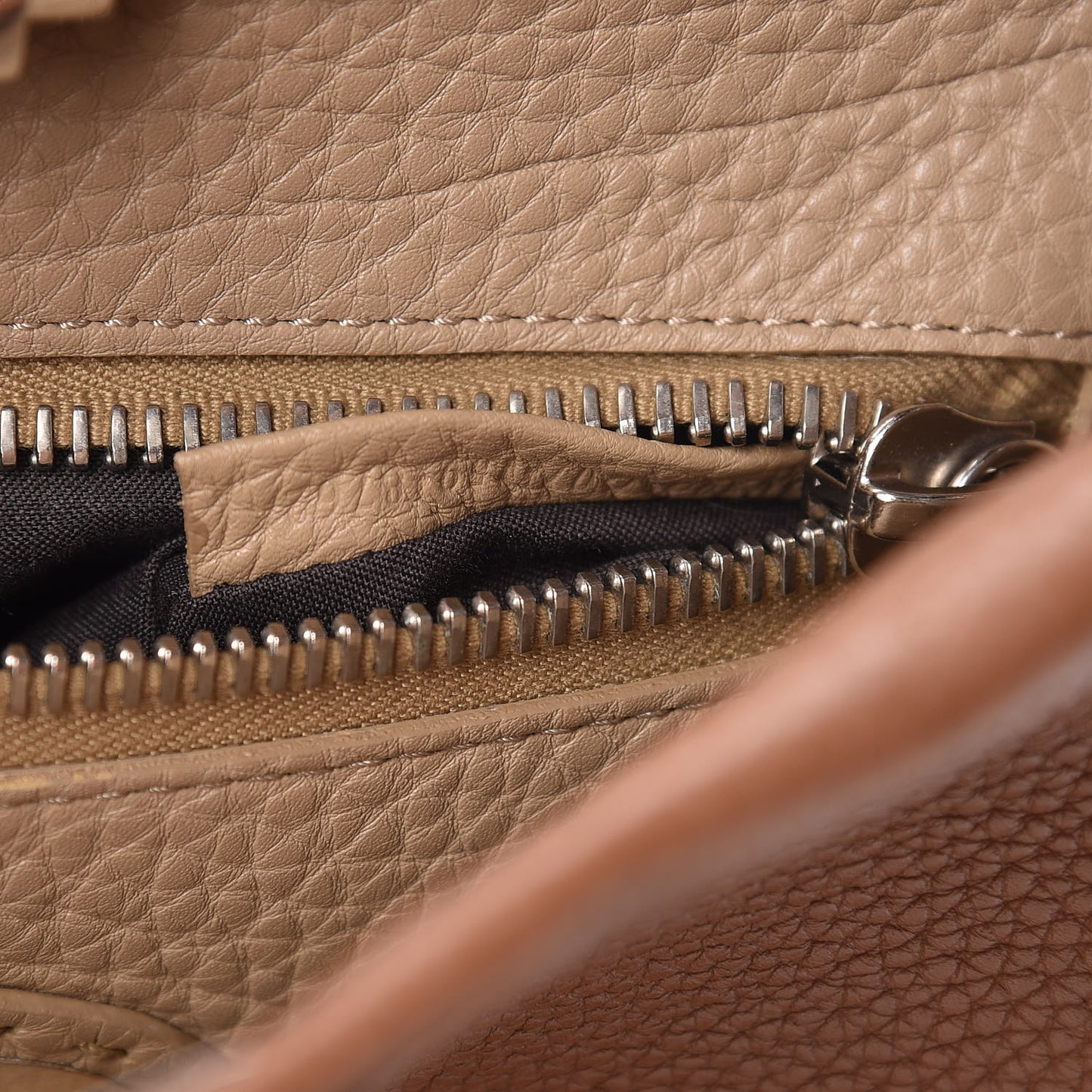Cuoio Romano Selleria Bi-Color Medium Peekaboo Iconic Satchel Mou Deserto