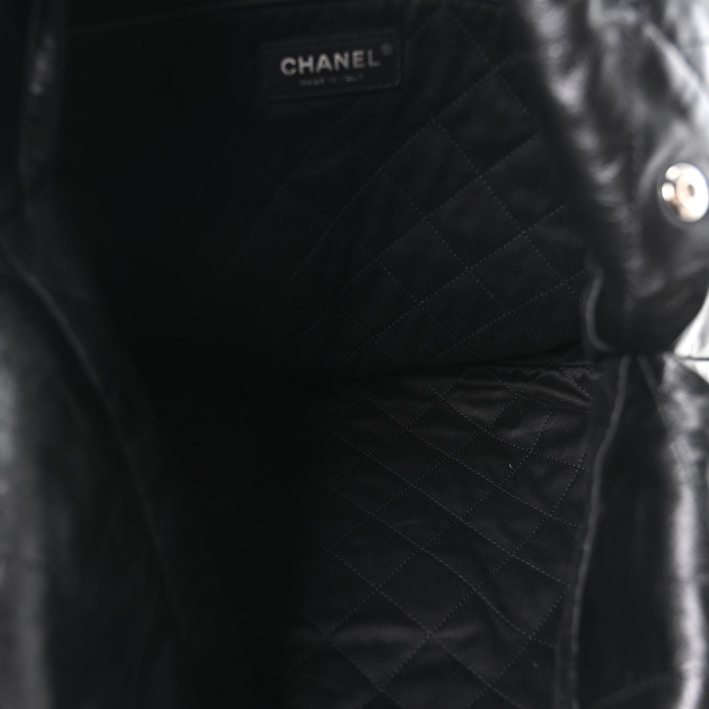 Shiny Calfskin Quilted Monochrome Small Chanel 22 Black