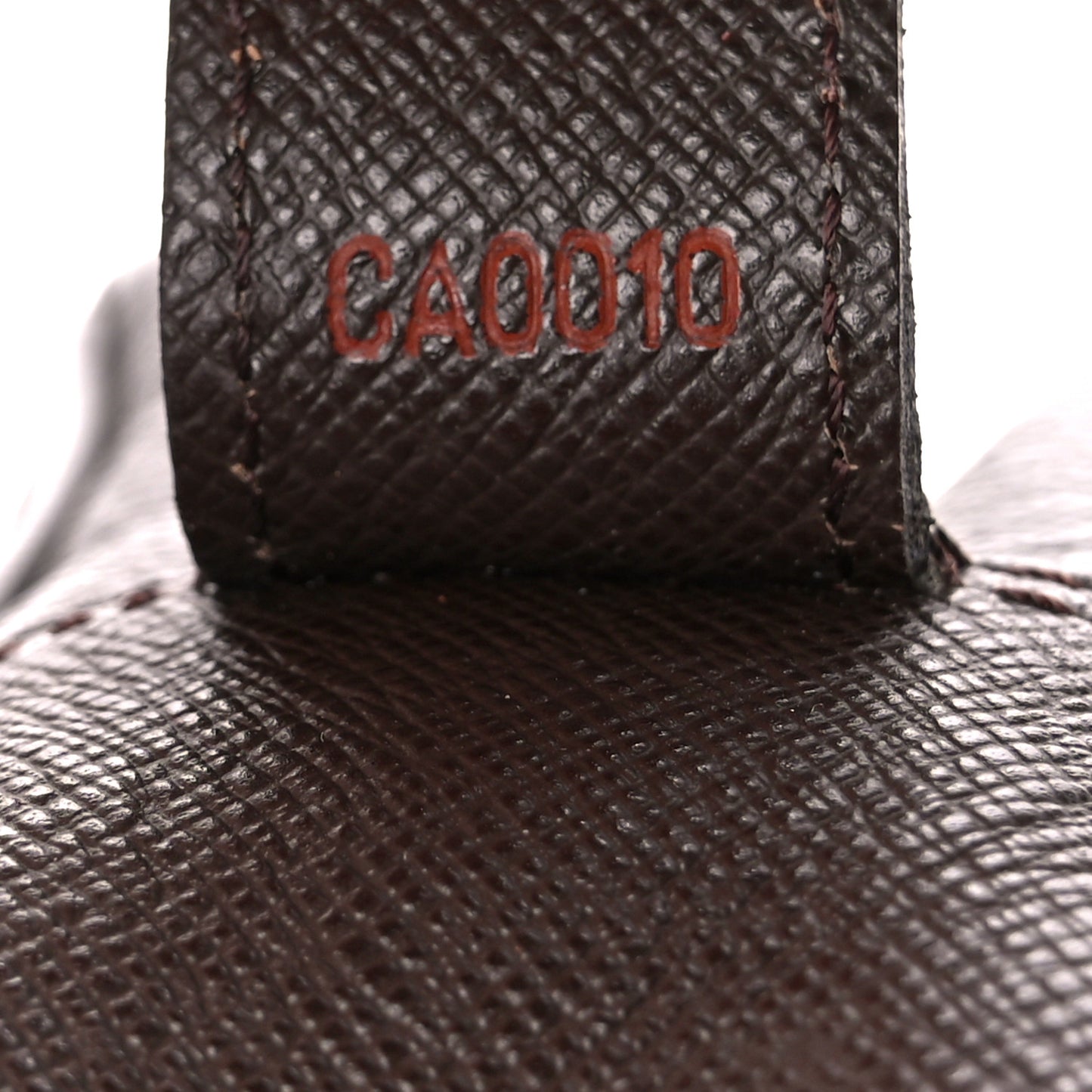 Damier Ebene Trousse Toilette 28