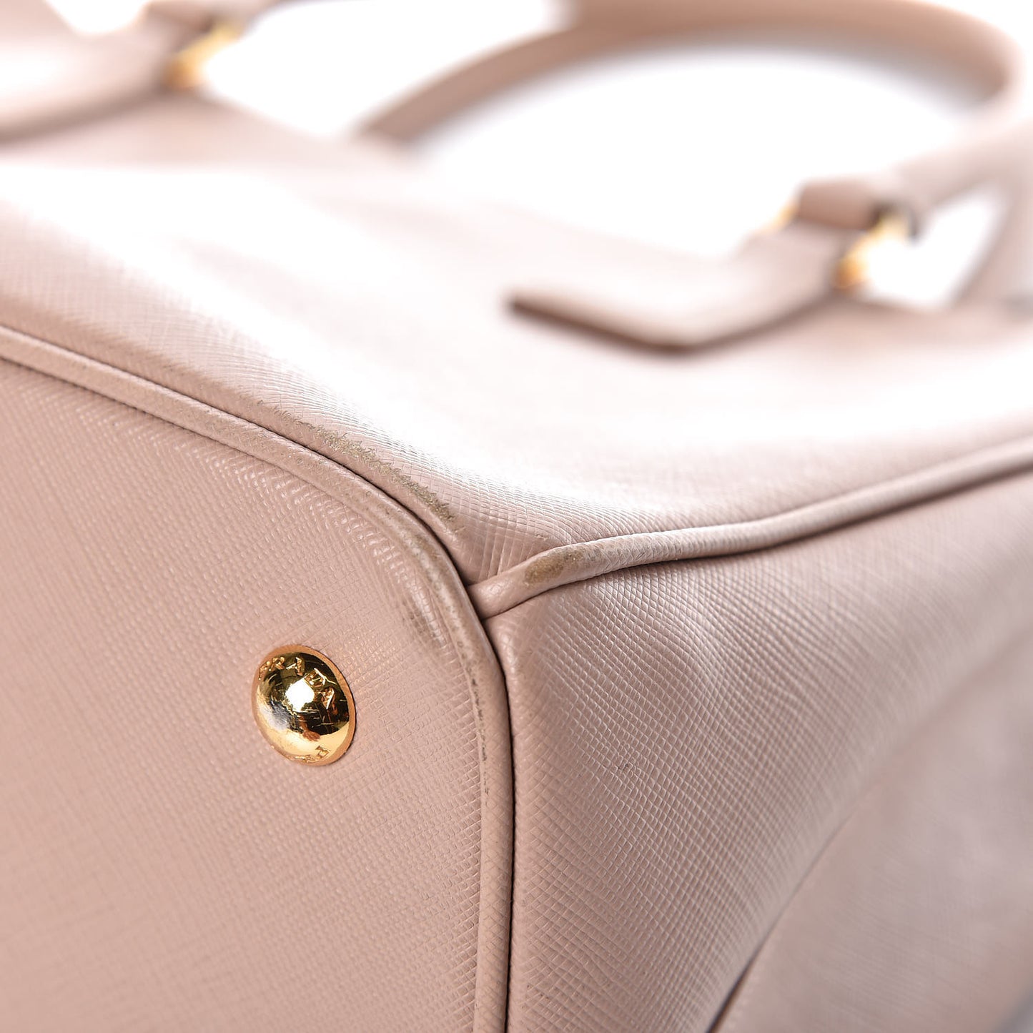 Saffiano Lux Medium Tote Cammeo