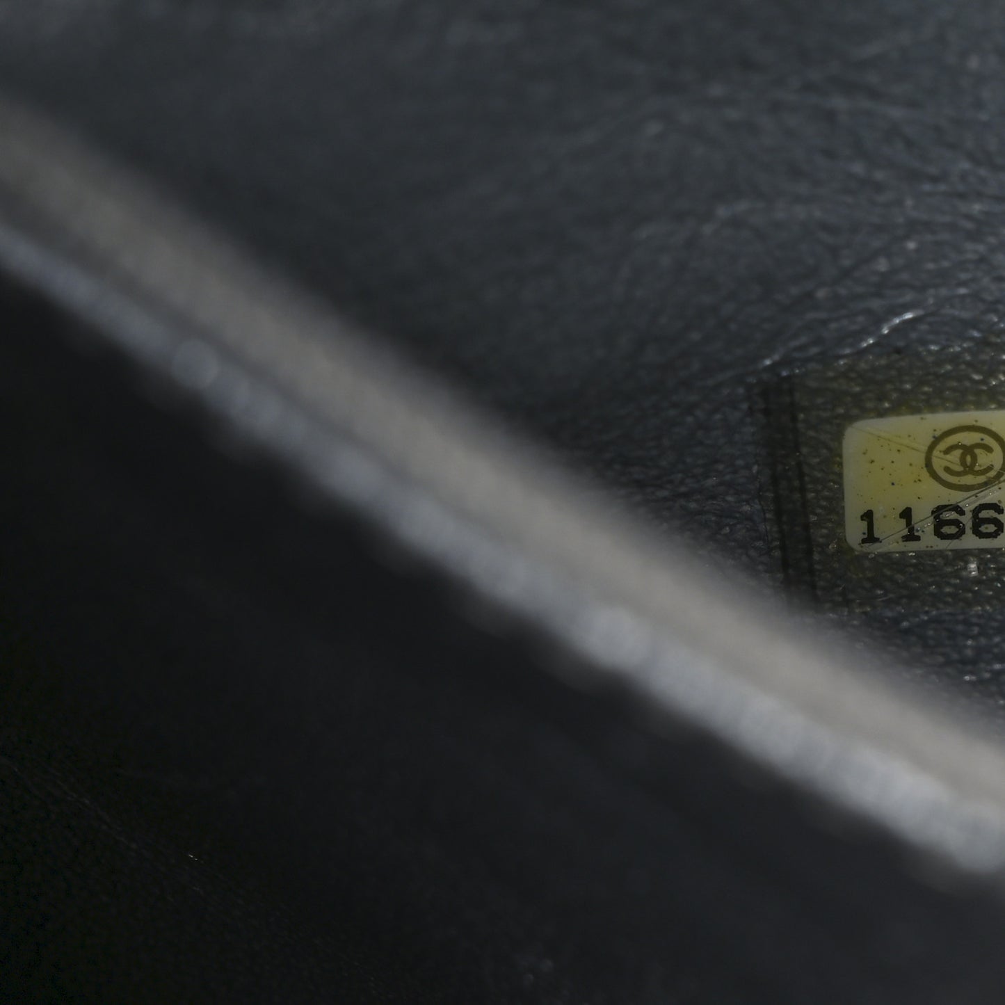 Glazed Caviar Quilted Medium Modern Chain Flap Black