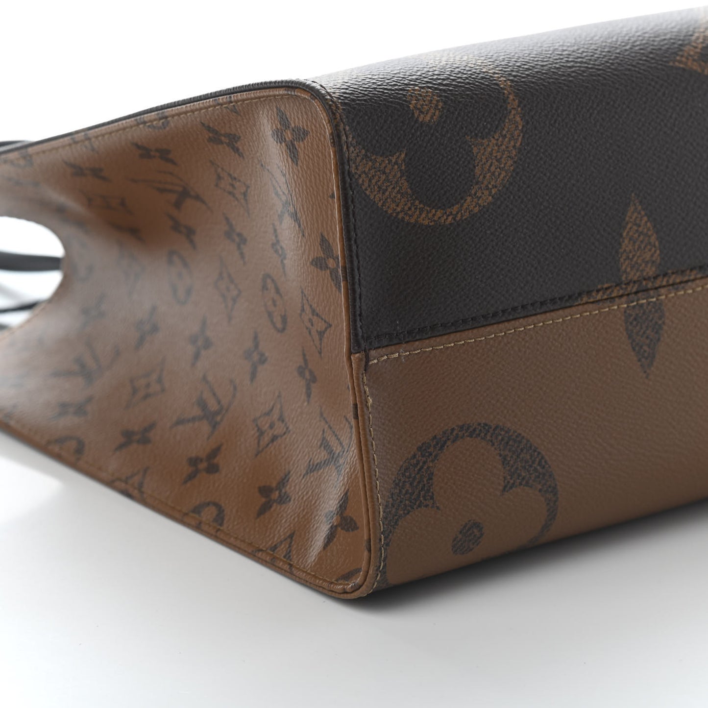 Reverse Monogram Giant Onthego MM