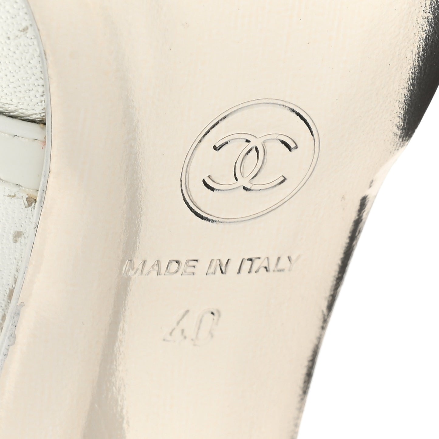 Laminated Lambskin Patent Cap Toe CC Turn-Lock Pumps 40 Silver White