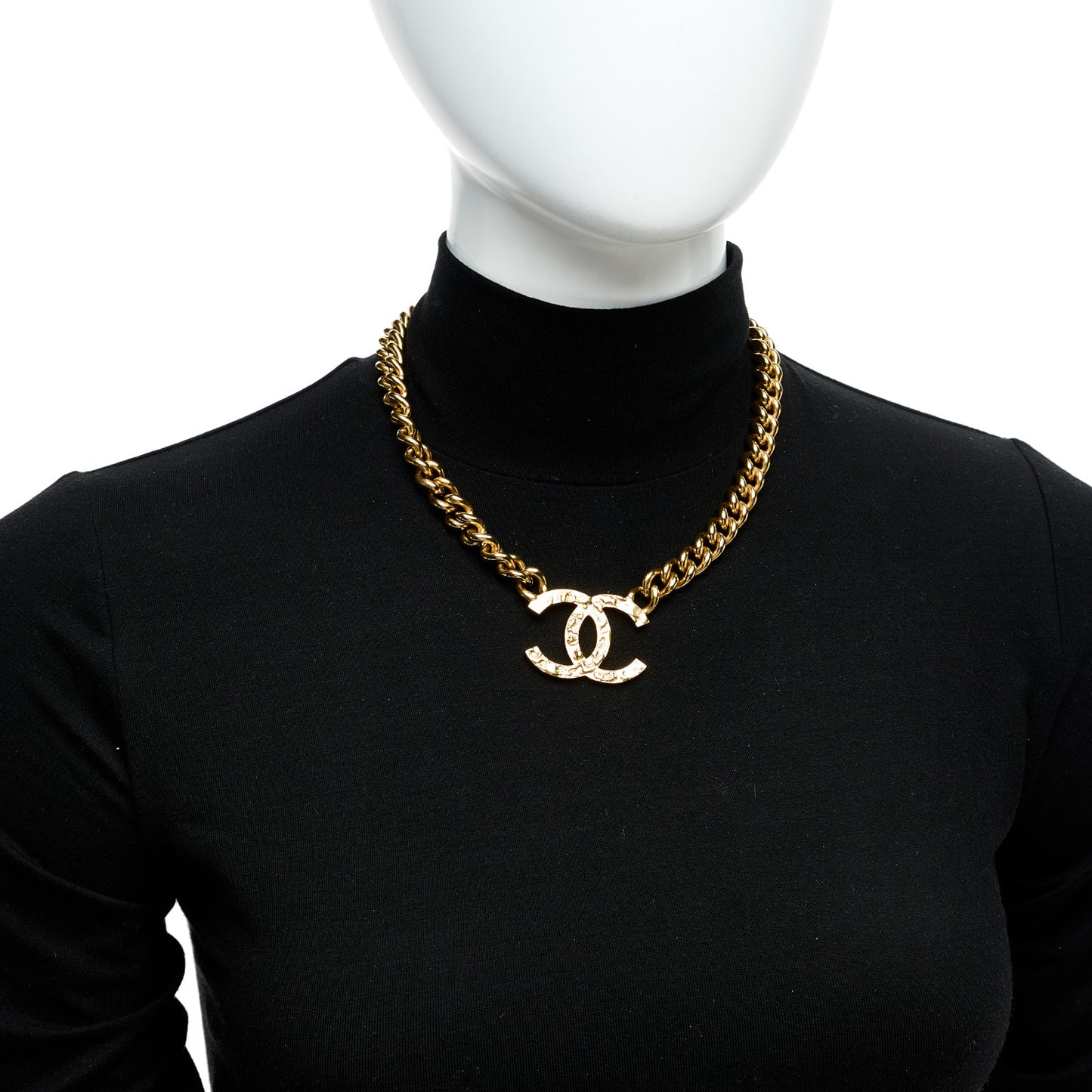 Metal Textured CC Short Chain Pendant Necklace Gold
