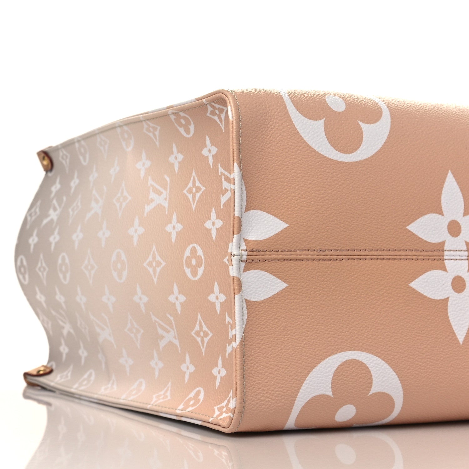 Louis Vuitton Monogram Giant By The Pool Onthego GM Brume 7 of 9