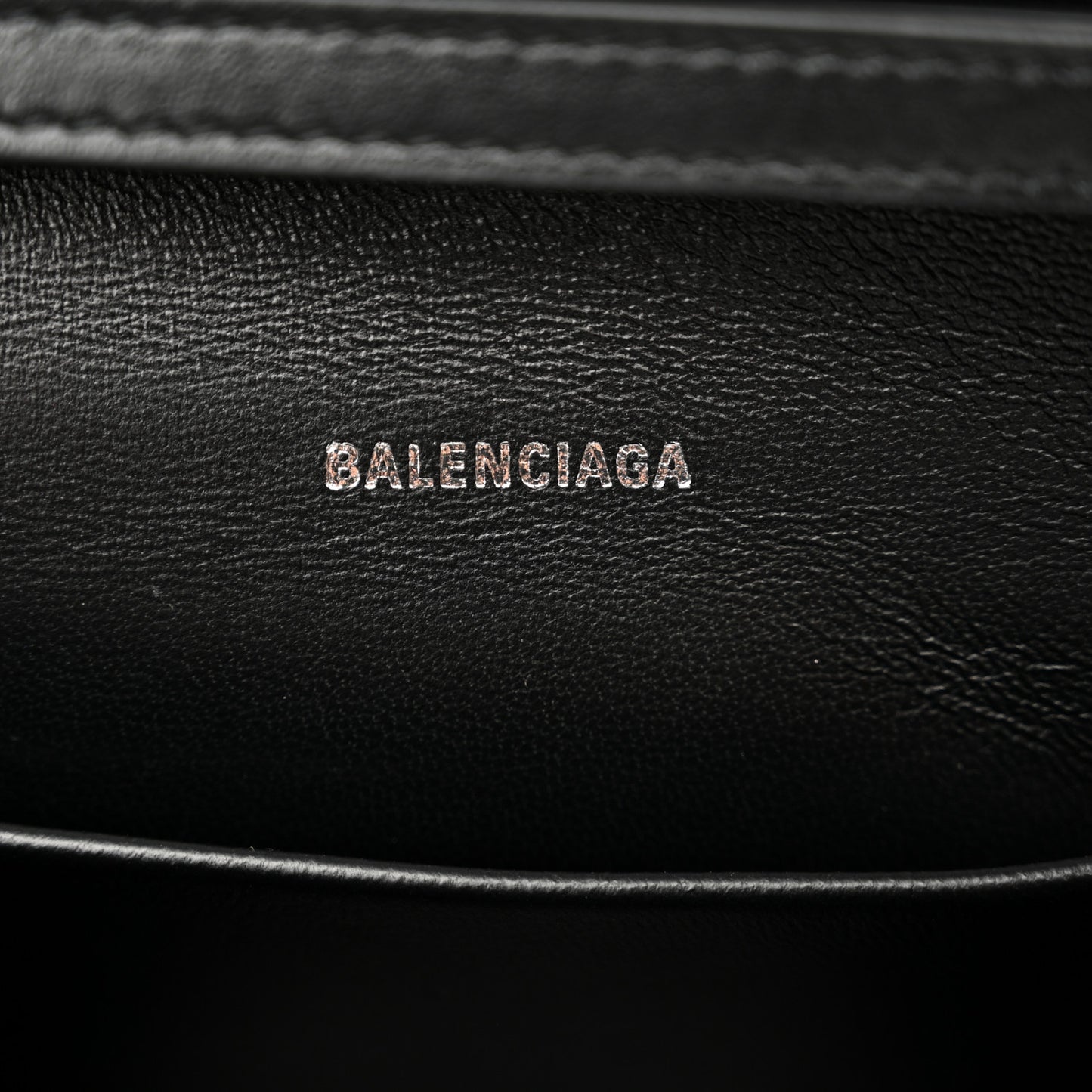 Shiny Calfskin Monochrome Crocodile Embossed Hourglass Chain Bag Black
