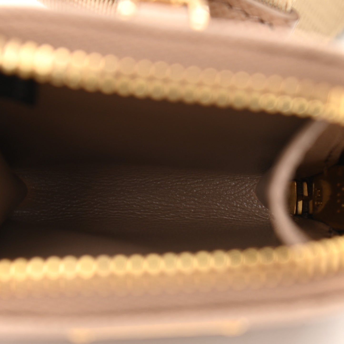 Saffiano Re-Edition 2005 Shoulder Bag Cammeo Beige