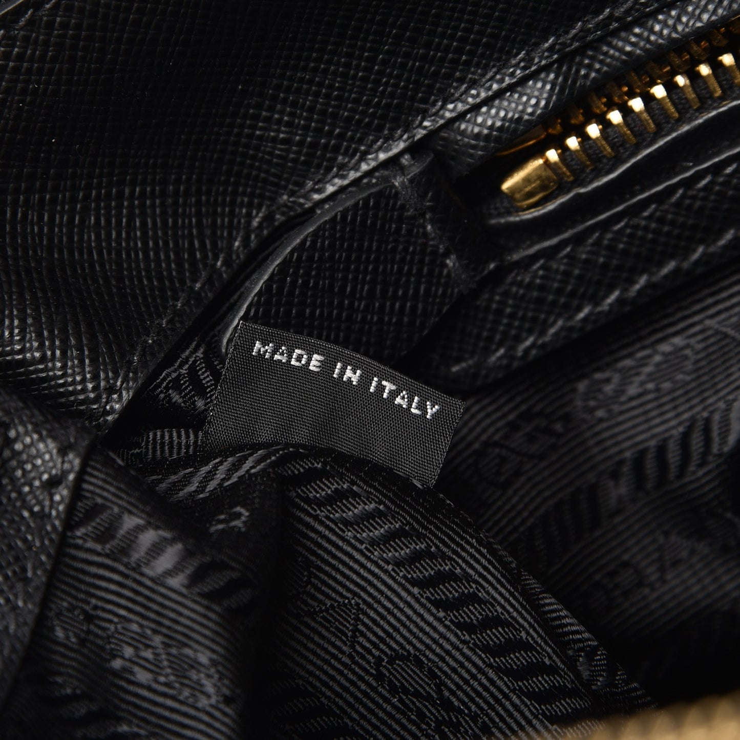 Saffiano Medium Galleria Double Zip Tote Black