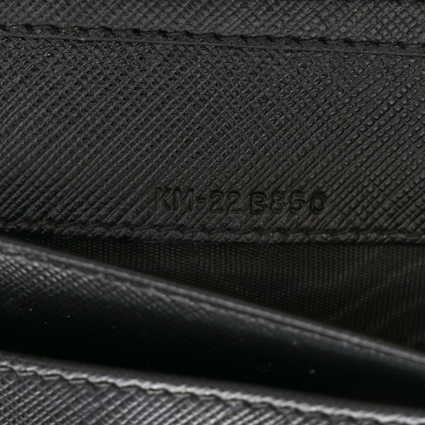 Calfskin Vara Wallet On Chain Black