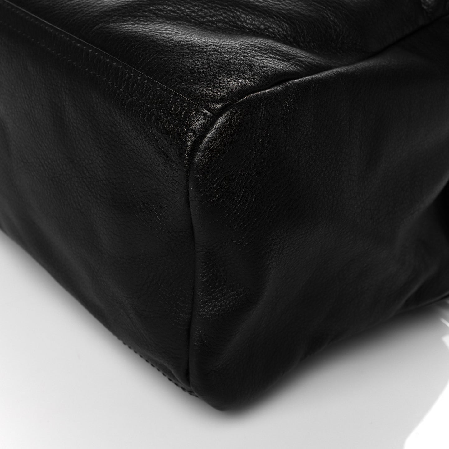 Pebbled Calfskin Medium Pyramid Stud Pandora Black