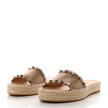 Valentino Garavani Metallic Grained Calfskin Rockstud Espadrille Flat Slide Sandals 36 Skin Natural 3 of 10