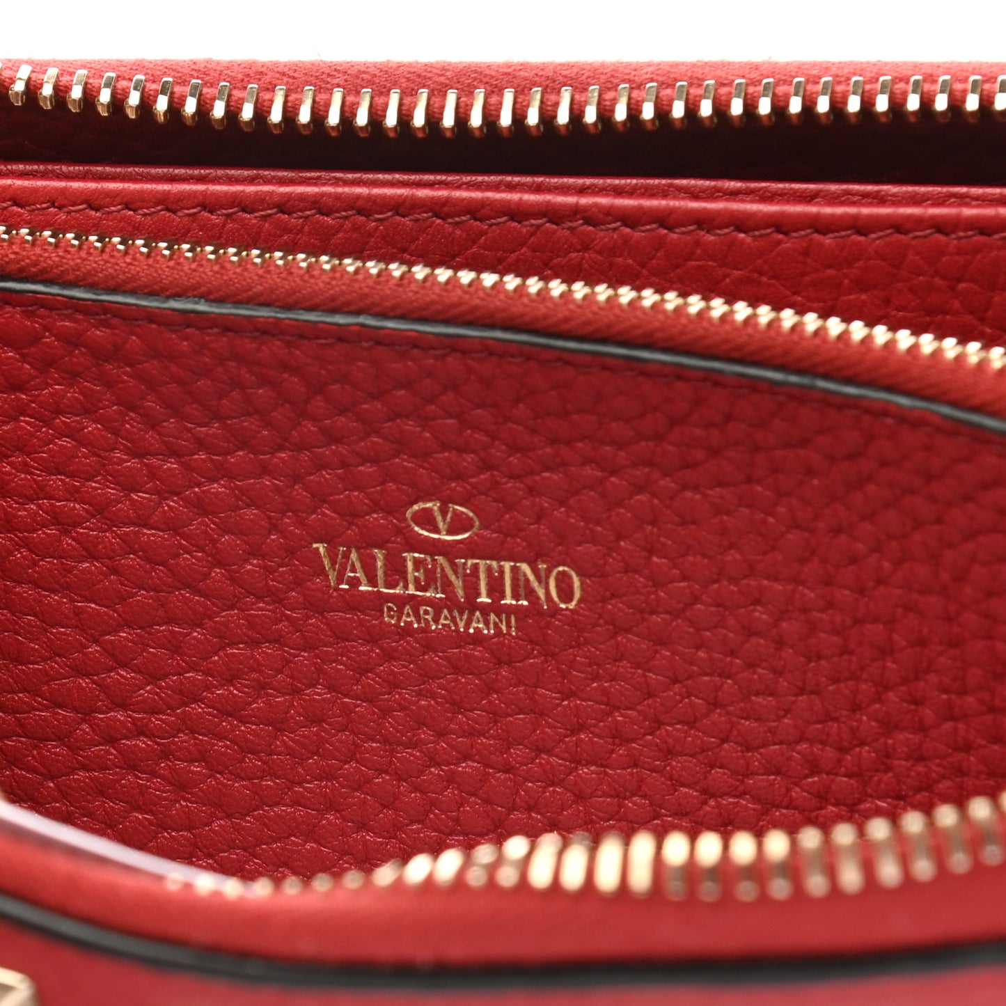 Pebbled Calfskin Rockstud Zip Around Wallet Rosso Valentino