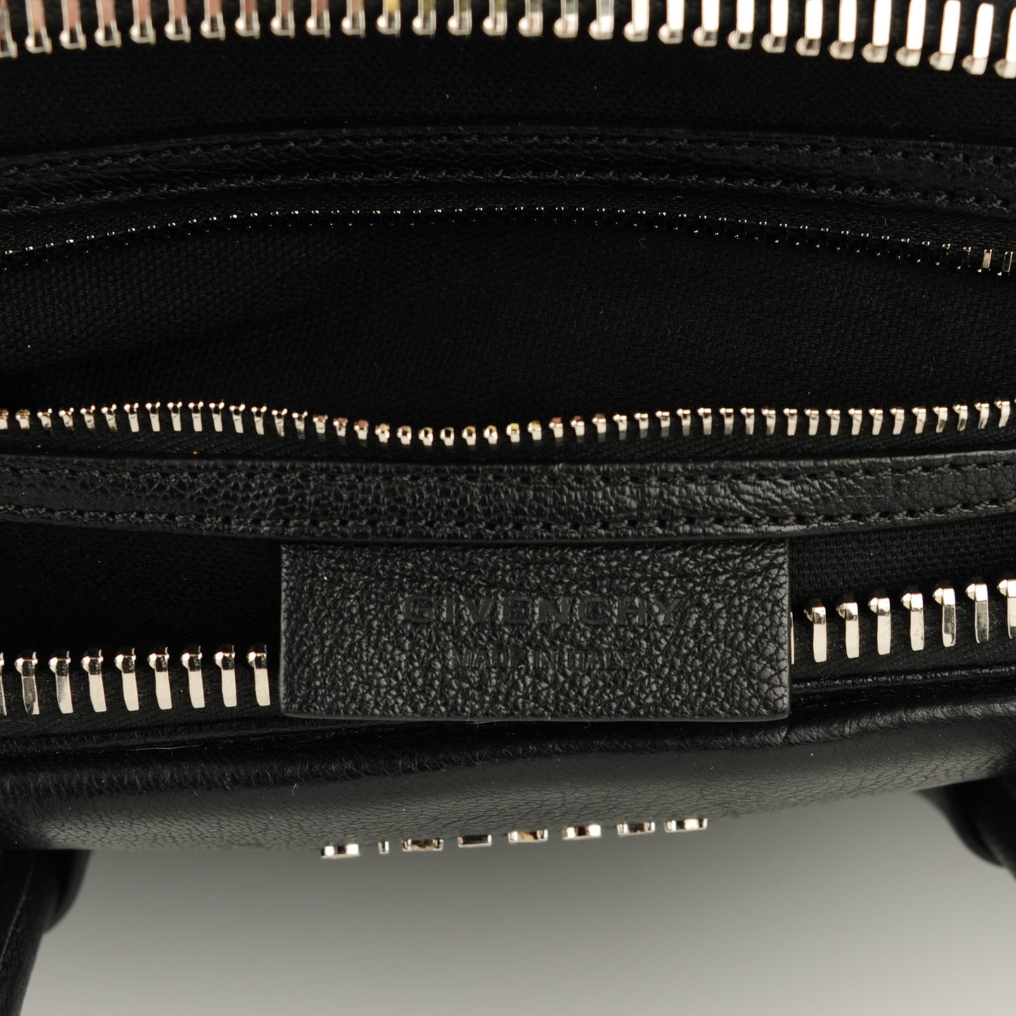 Sugar Goatskin Medium Antigona Black