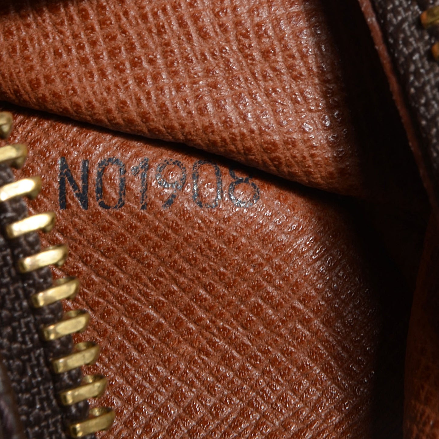 Monogram Nil 28