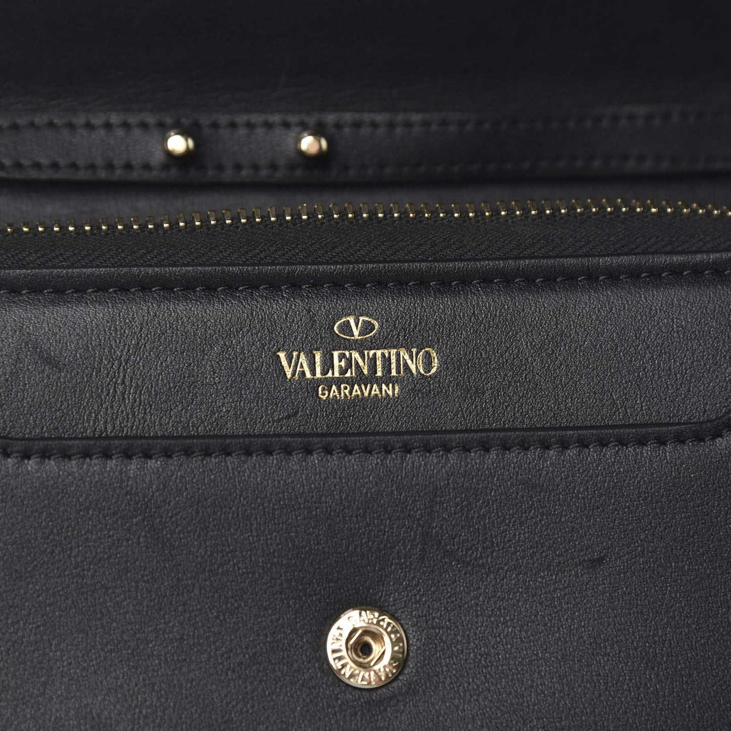Vitello Rockstud Carry Secrets Continental Wallet On Chain Black