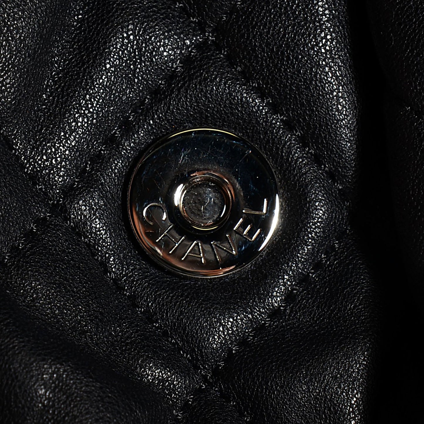 Washed Lambskin Quilted Medium Chain Around Messenger Black