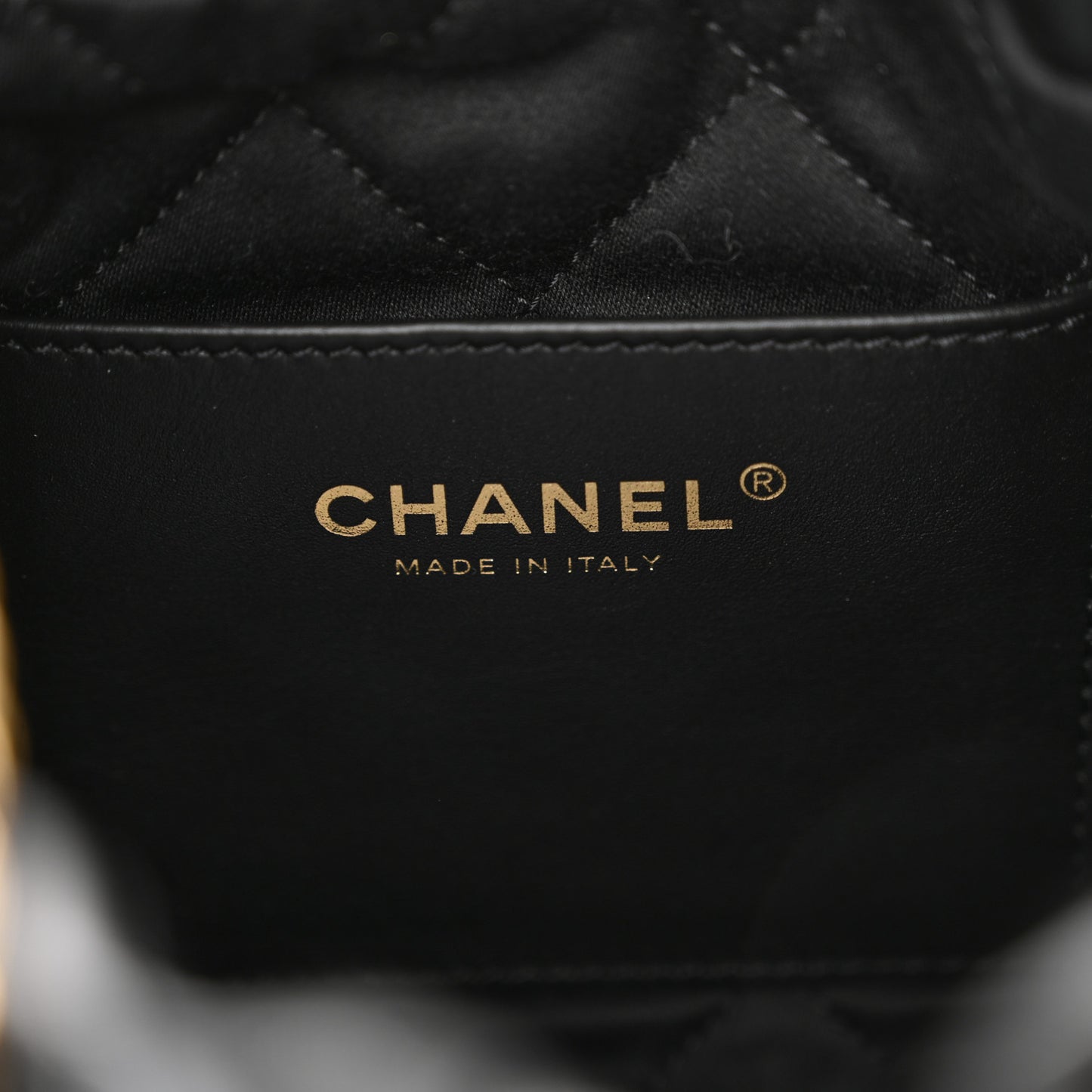 Shiny Calfskin Quilted Pearl CC Chain Mini Chanel 22 Black