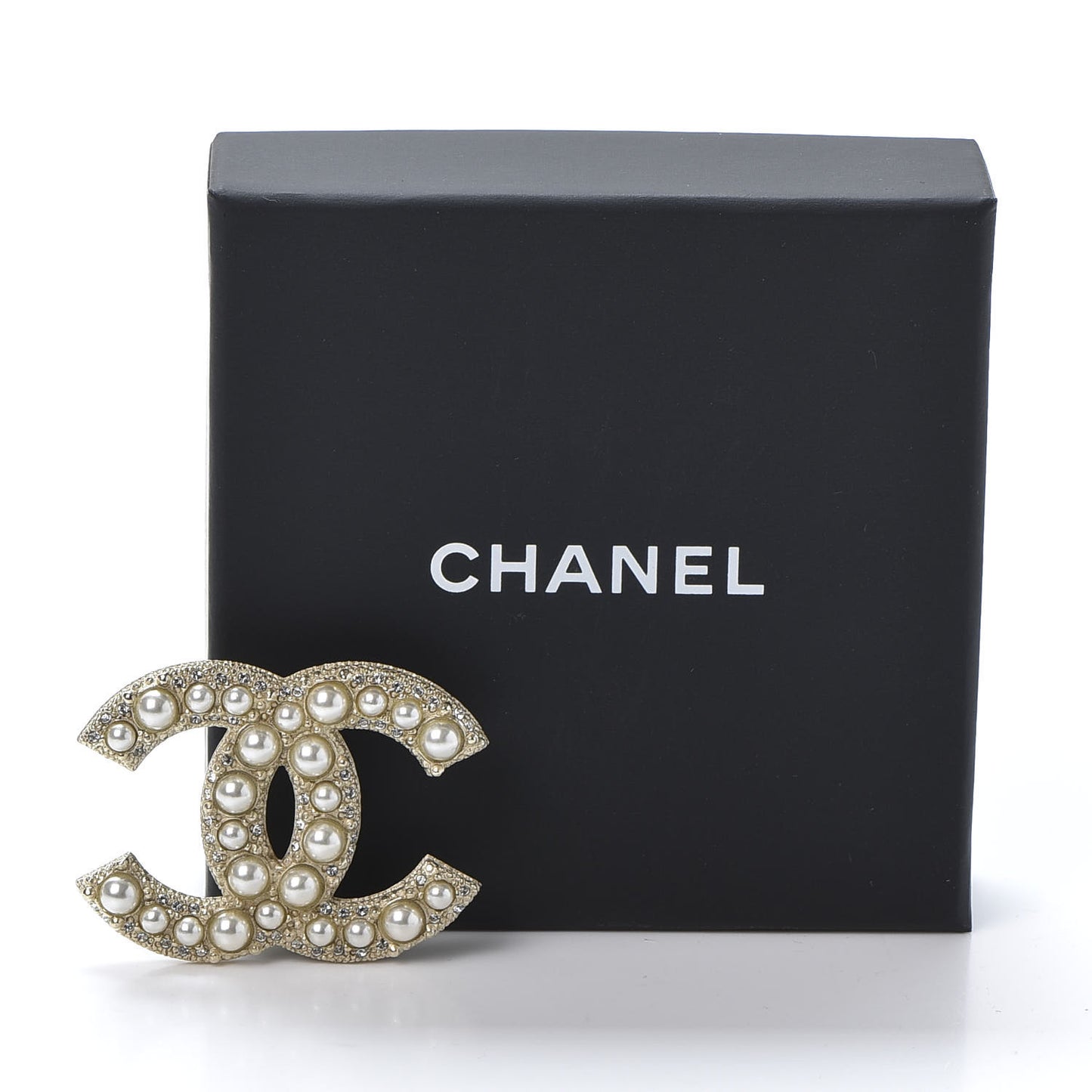 Metal Crystal Graduated Pearl CC Brooch Gold