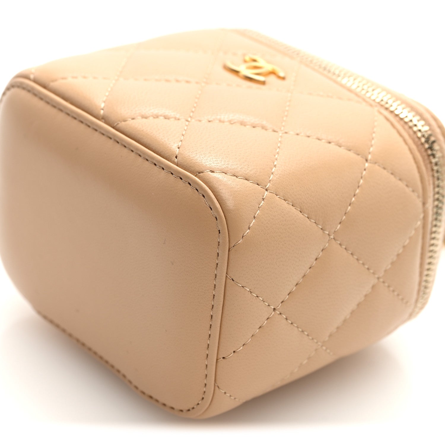 CHANEL ベージュ キルティング ノベルティ ケース Chanel Lambskin Quilted Pearl Crush Mini Vanity Case With Chain