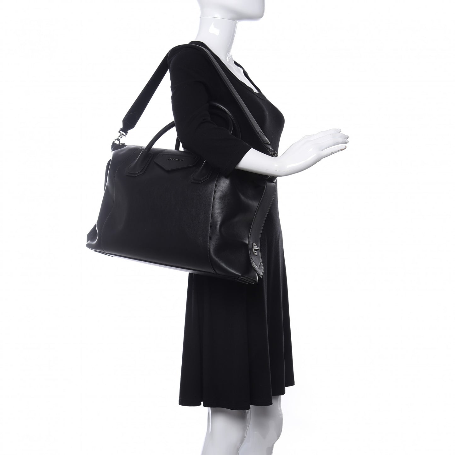 Smooth Calfskin Medium Soft Antigona Black