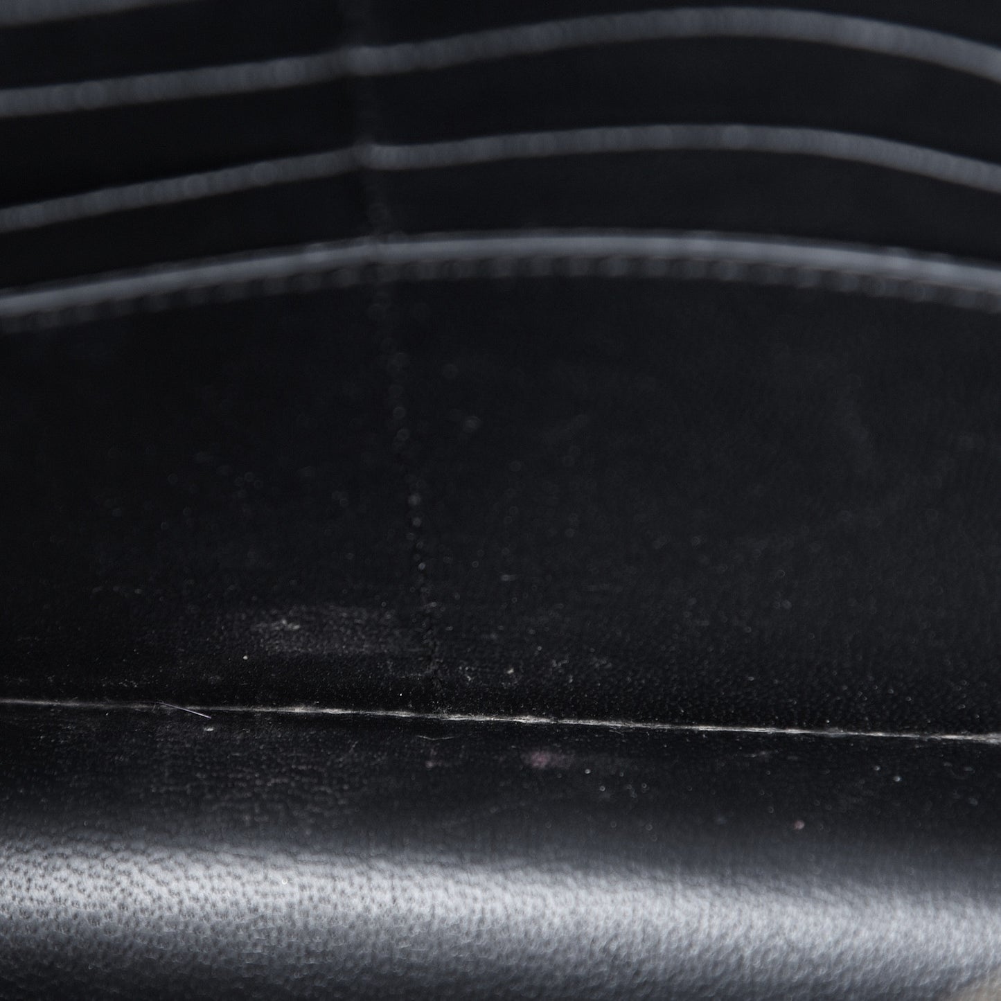 Small Classic Grain Calfskin Small Darley Black