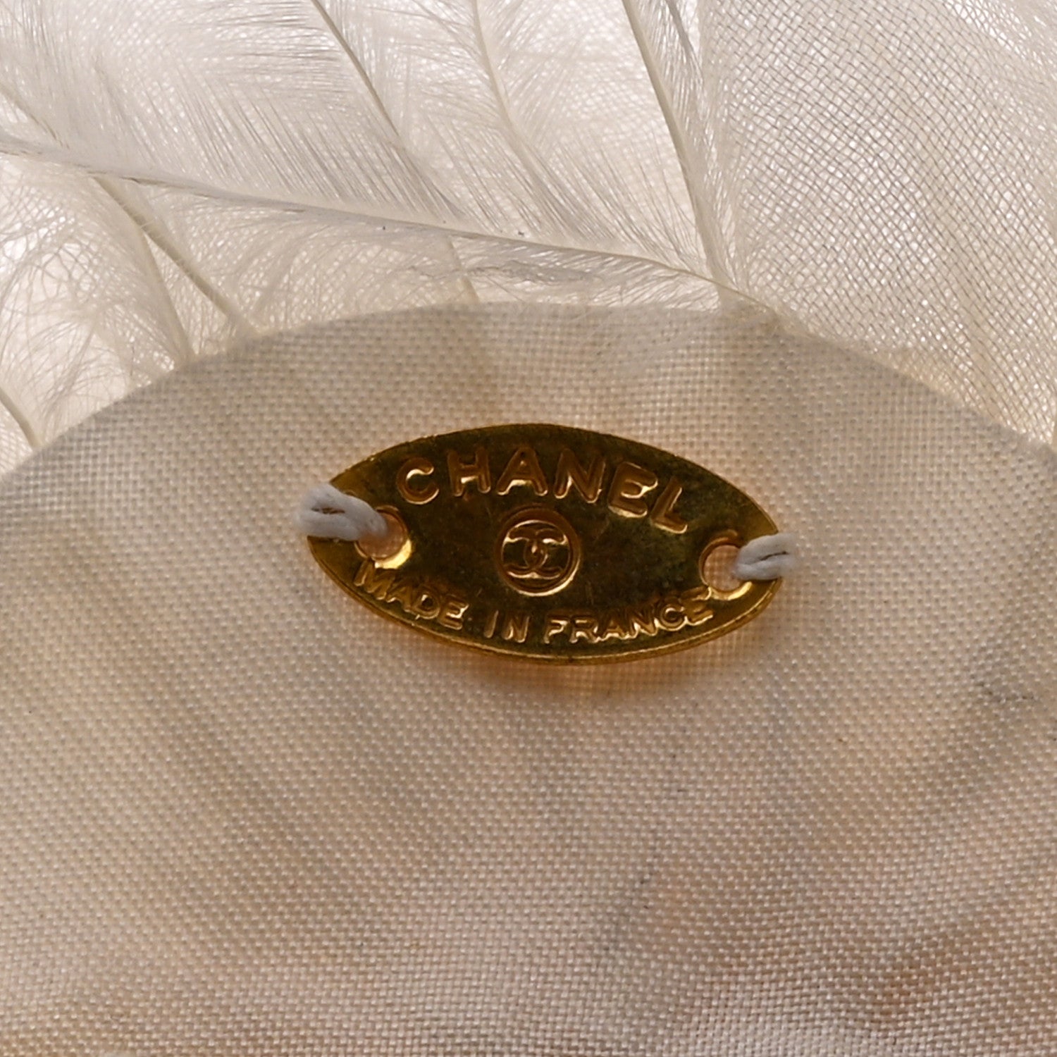 CHANELブローチ　オウム Chanel Silk Ostrich Feather Camellia Brooch White 1723442