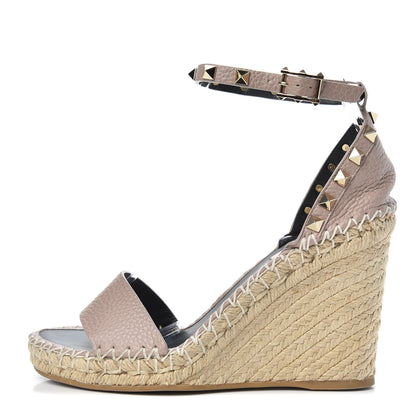Valentino Garavani Grained Calfskin Rockstud Ankle Strap Espadrille 15/105mm Wedge Sandals 37 Poudre Natural 1 of 8