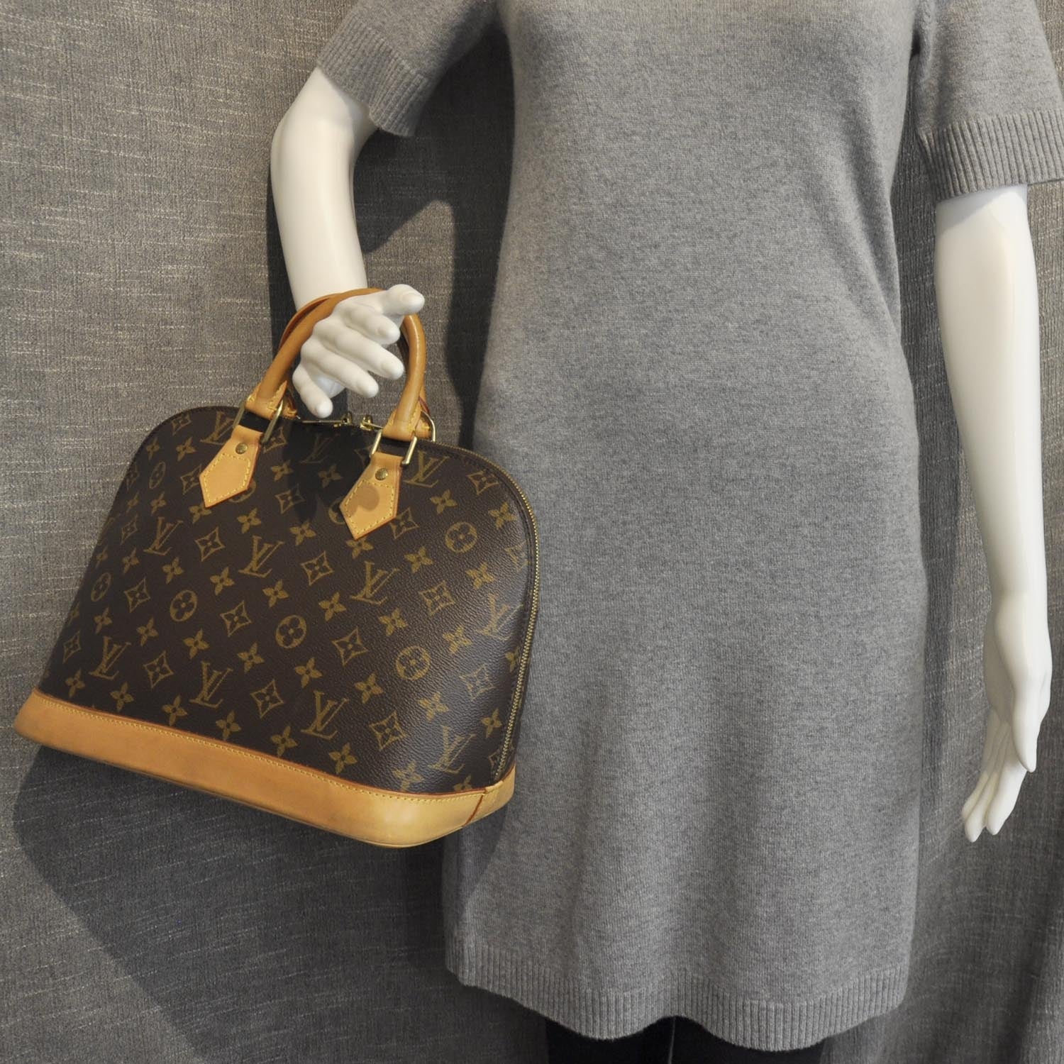 Louis Vuitton Monogram Alma 3 of 9