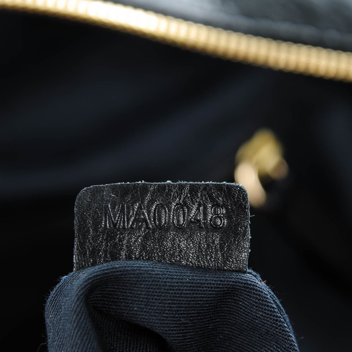 Calfskin Medium Pocket Nightingale Black