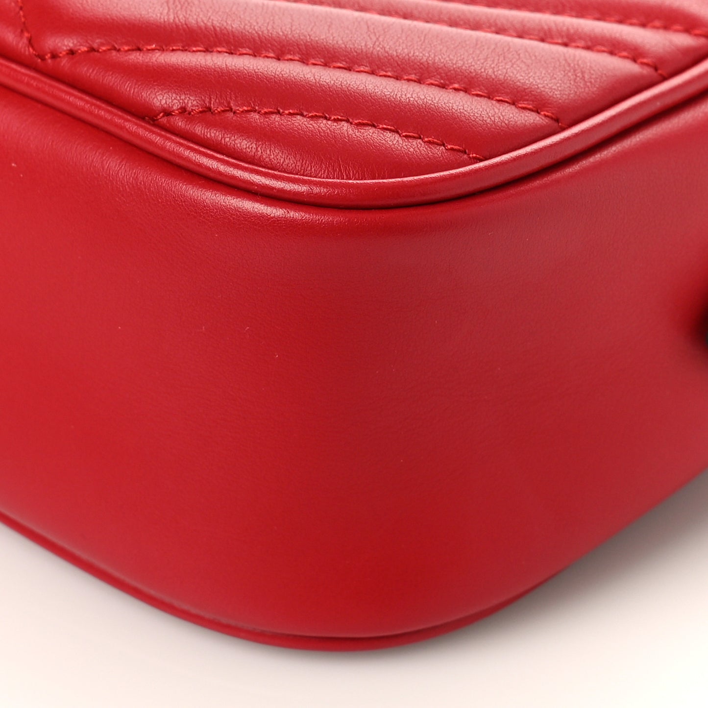 Calfskin Matelasse Small GG Marmont Chain Shoulder Bag Hibiscus Red