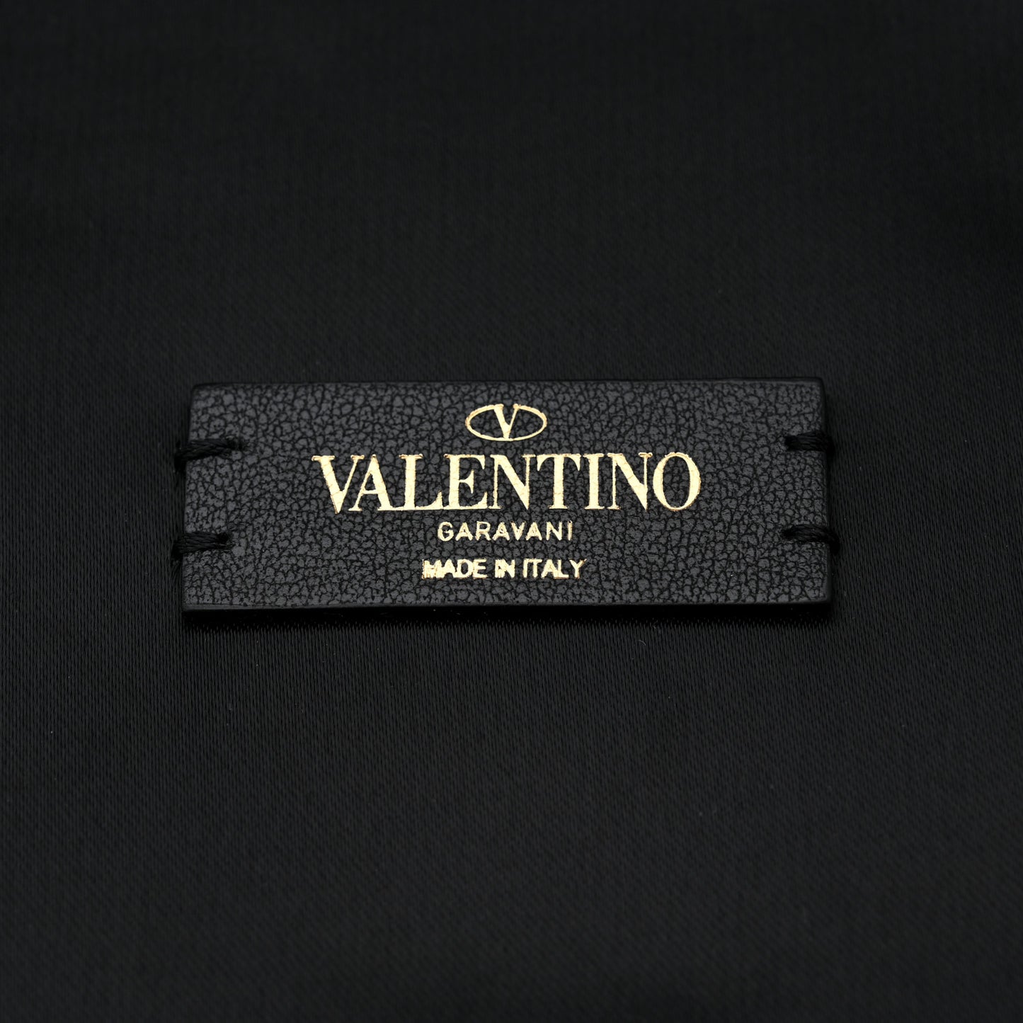 Grained Calfskin VLogo Signature Wash Bag Black