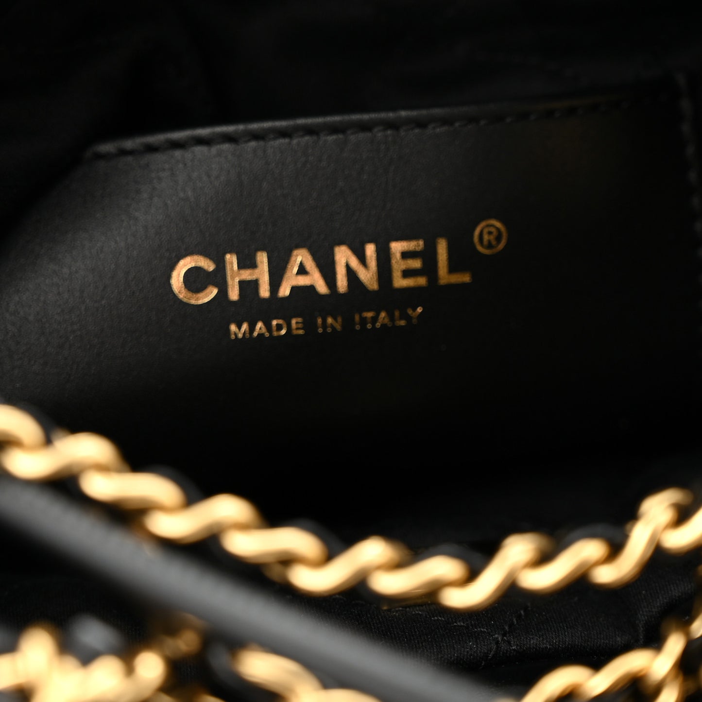Shiny Calfskin Quilted Pearl CC Chain Mini Chanel 22 Black
