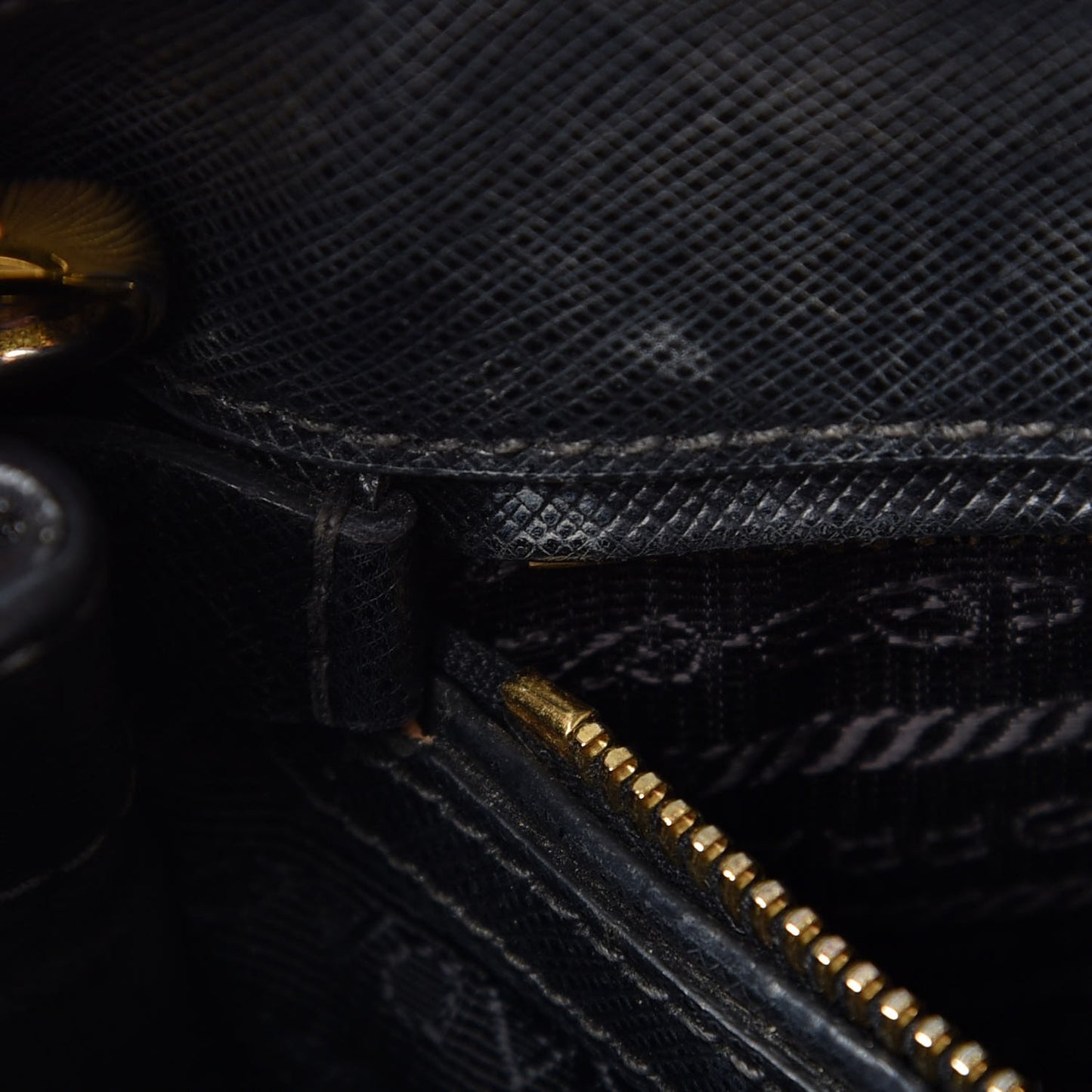 Saffiano Medium Galleria Double Zip Tote Black