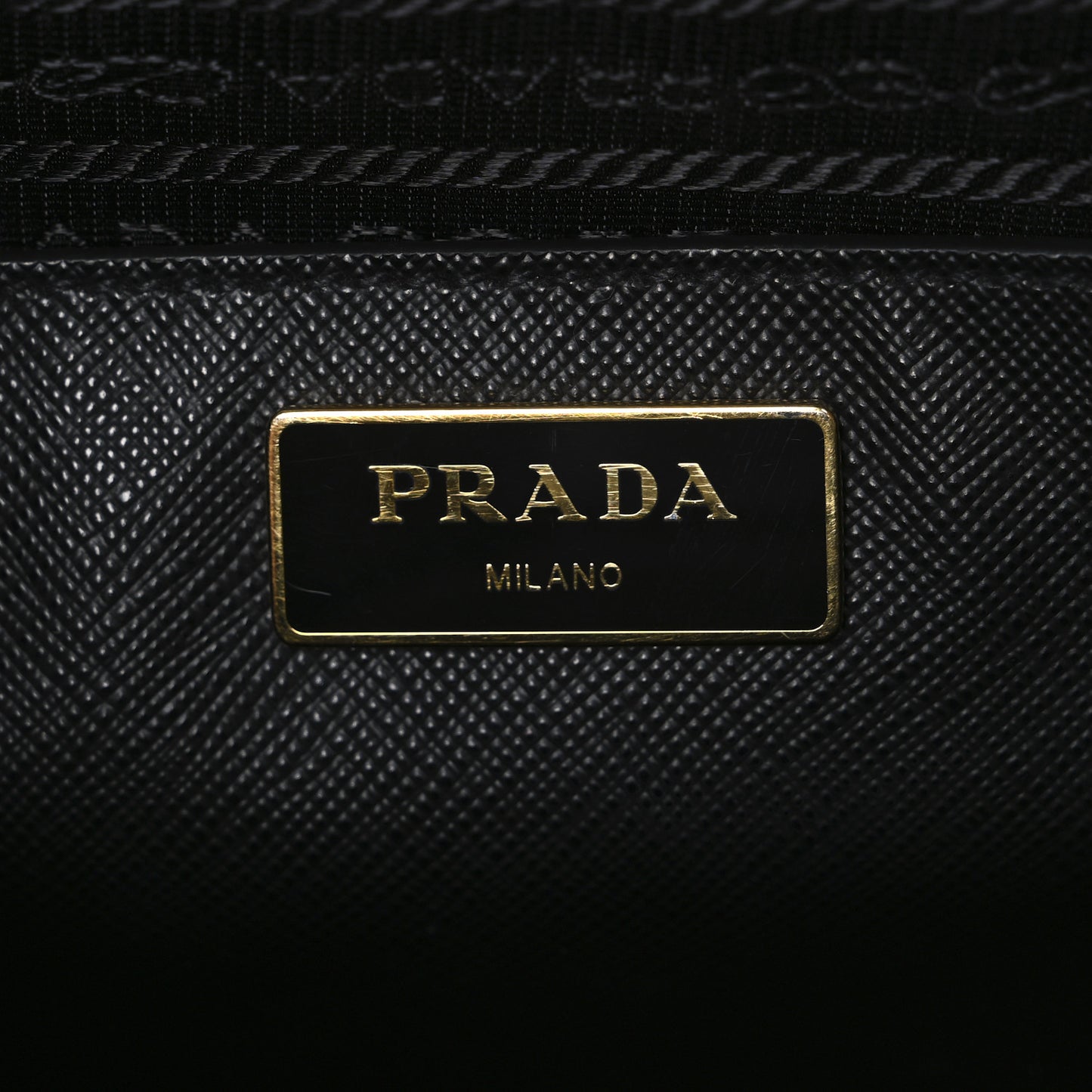Saffiano Lux Medium Galleria Double Zip Tote Black