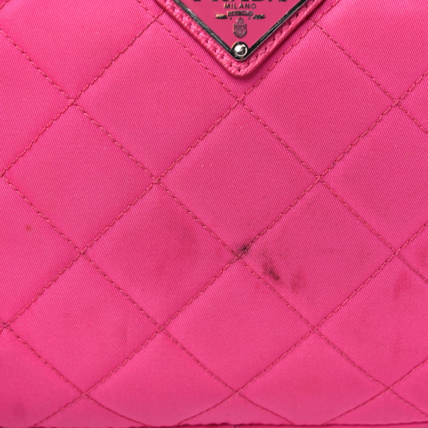 Nylon Tessuto Impuntu Quilted Chain Crossbody Fuxia