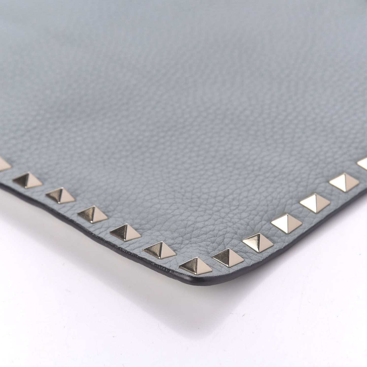 Pebbled Calfskin Large Rockstud Zip Pouch Nube