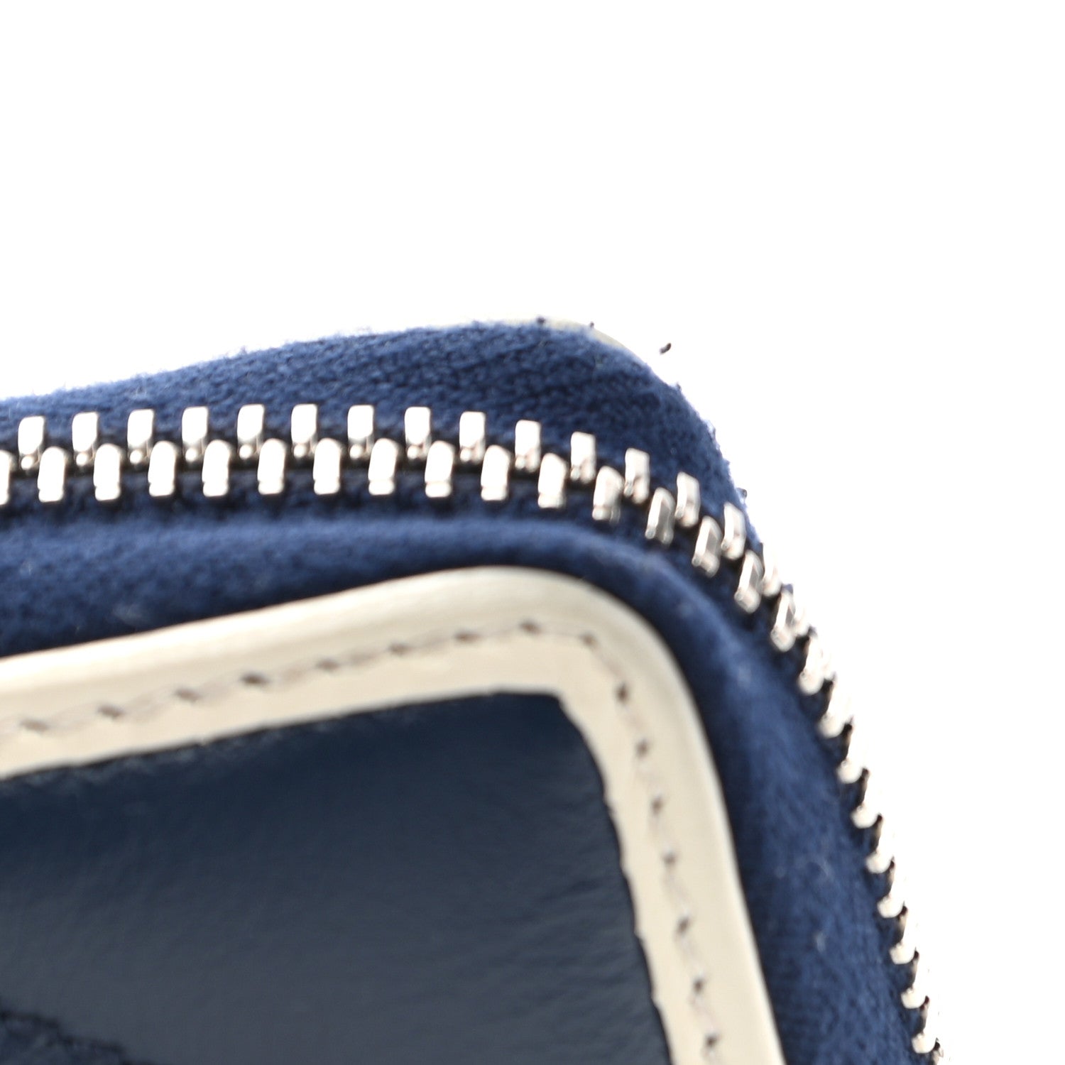 Gucci Vintage Effect Calfskin Matelasse Diagonal Torchon GG Marmont Zip Around Wallet Blue Agata Mystic White 8 of 8