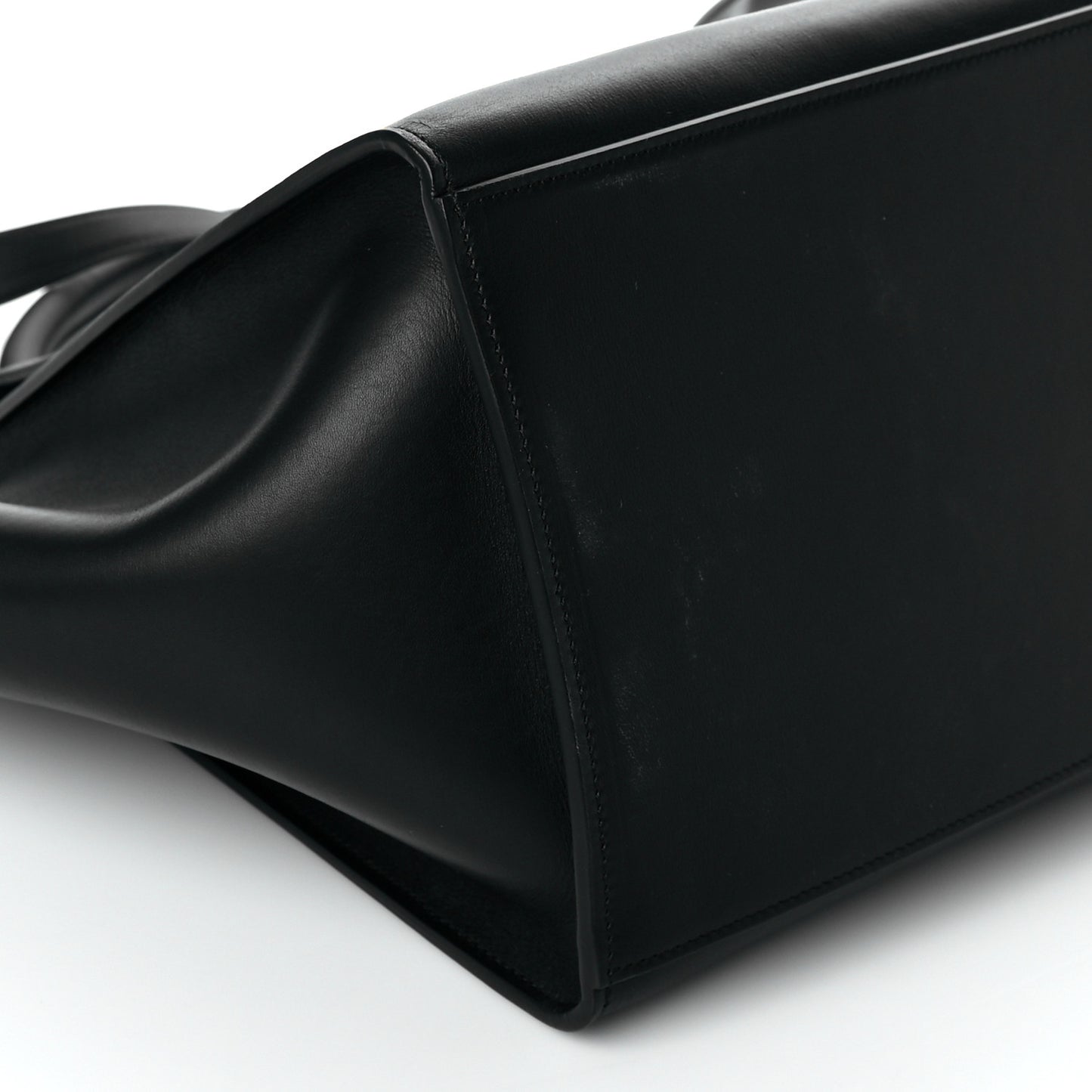 Smooth Calfskin Medium Trapeze Black