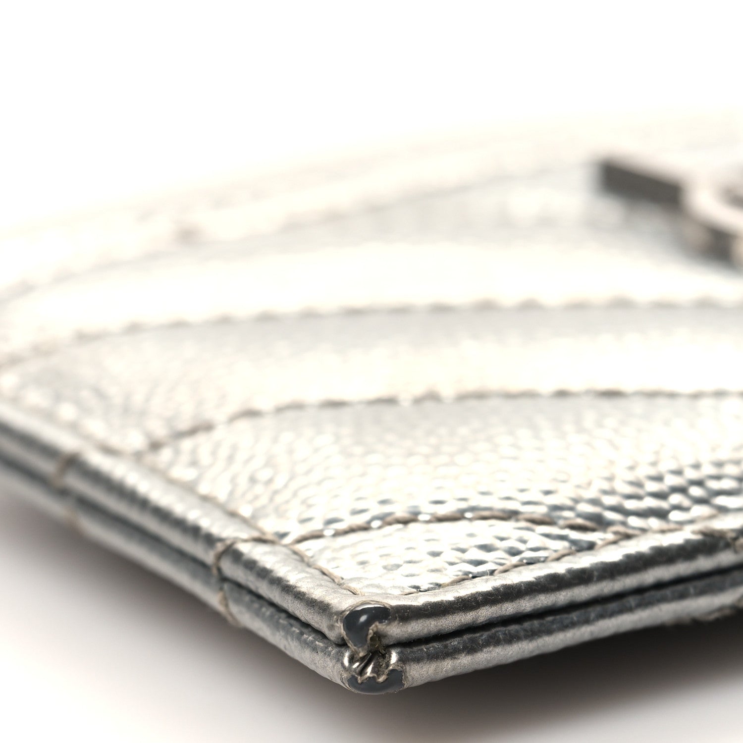 Saint Laurent Metallic Grain De Poudre Matelasse Chevron Monogram Credit Card Case Argento 8 of 10