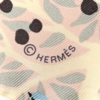 Hermes Silk Jersey Dans Un Jardin Anglais Pocket Square Blanc Bleu Beige 3 of 3