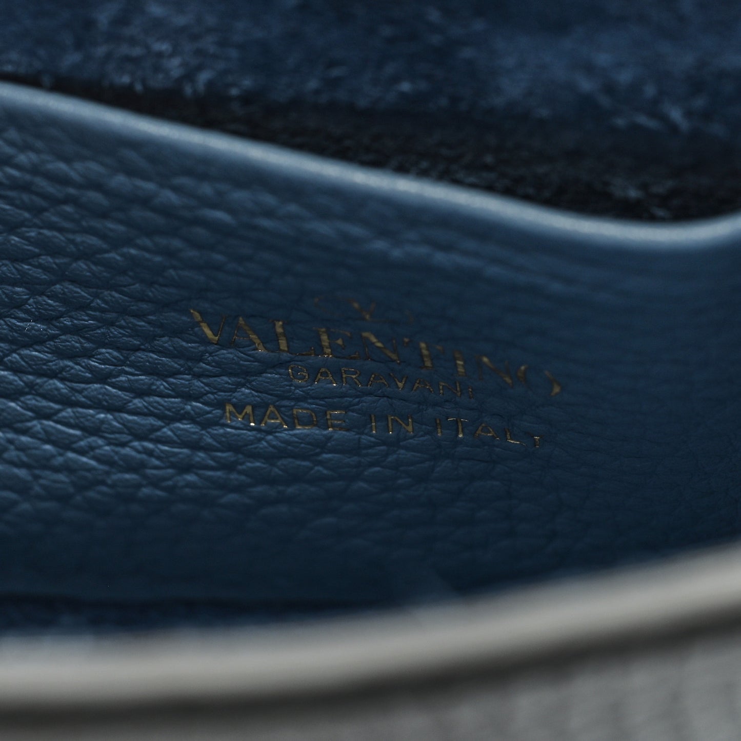 Grained Calfskin Rockstud Crossbody Phone Case Niagara